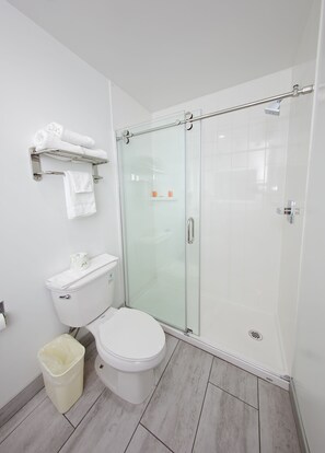 Habitación, 1 cama Queen size, acceso para personas con movilidad reducida (Roll-In Shower) | Baño | Regadera, secadora de cabello, bidet, toallas 
