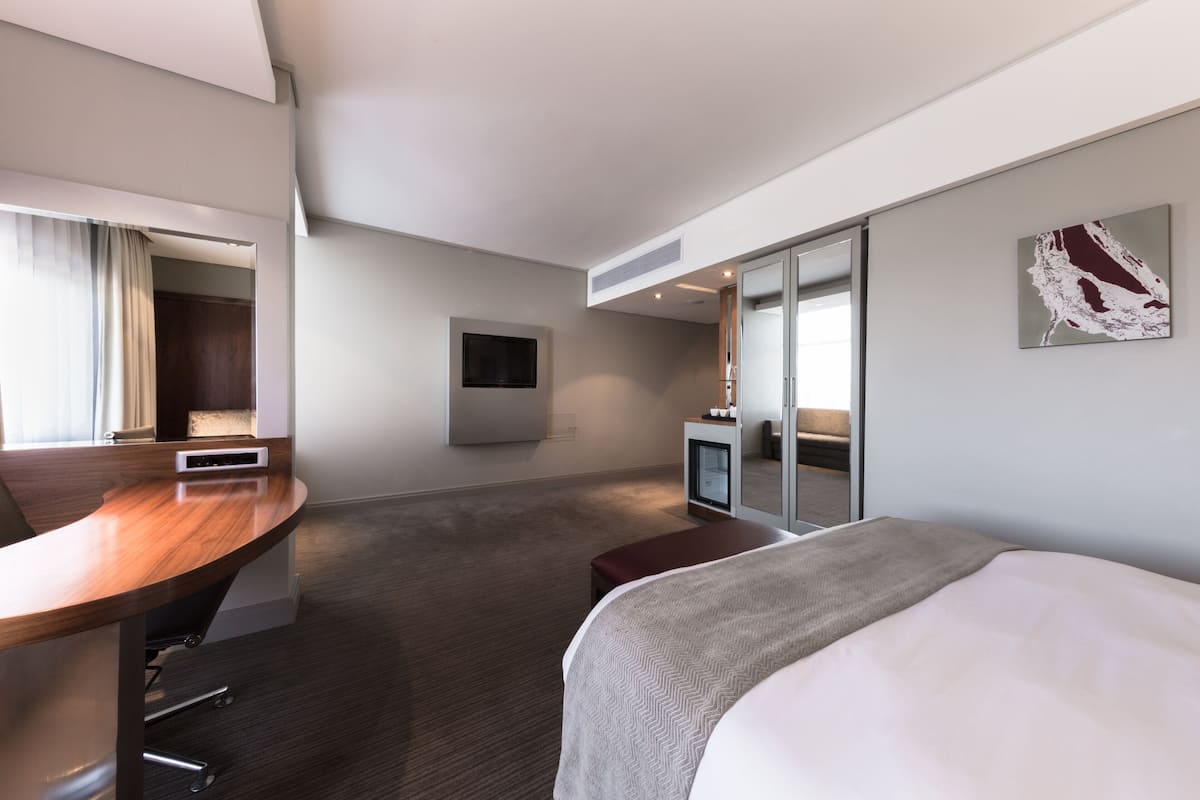 Standaard kamer, 1 queensize bed, toegankelijk voor mindervaliden | Luxe beddengoed, een kluis op de kamer, een bureau, geluiddichte muren