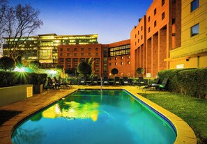 Outdoor pool - Holiday Inn Johannesburg - Rosebank by IHG (Johannesburg)