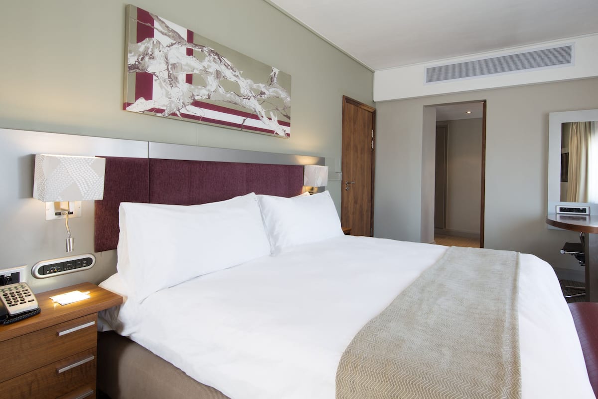 Luxe beddengoed, een kluis op de kamer, een bureau, geluiddichte muren