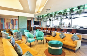 Eine moderne Bar mit Sitzgelegenheiten, einer Bar und Blick auf die Stadt.