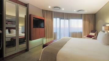 Premium Room, 1 King Bed | Premium bedding, in-room safe, desk, soundproofing