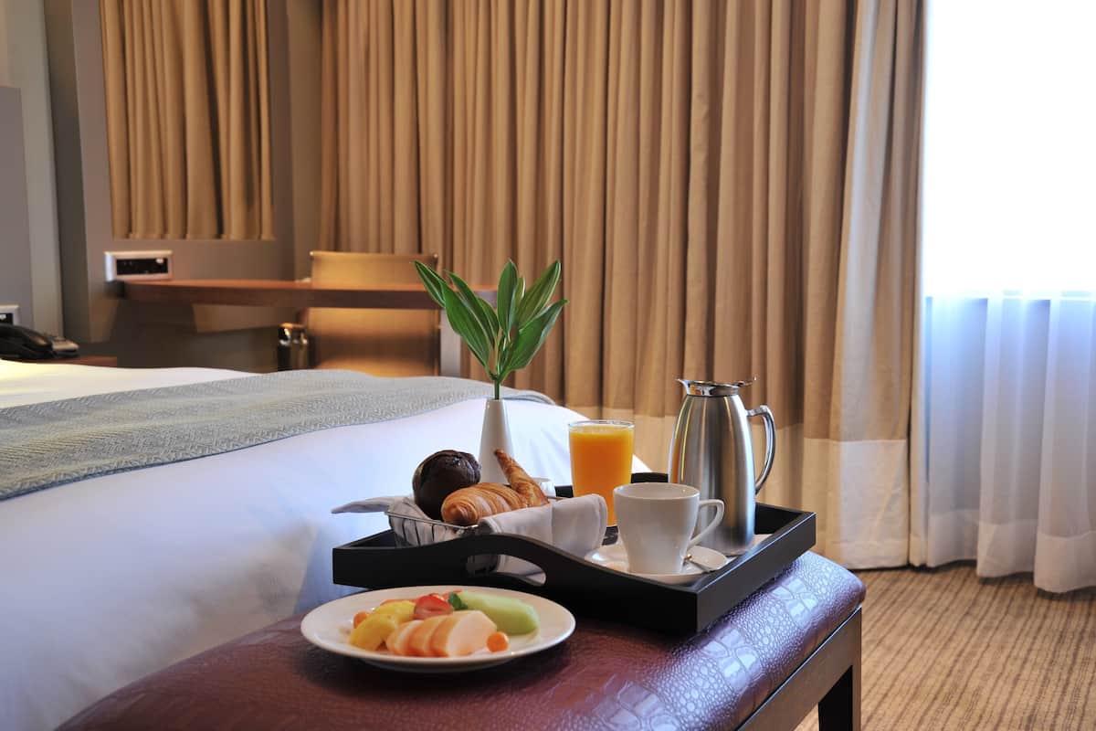 Luxe beddengoed, een kluis op de kamer, een bureau, geluiddichte muren