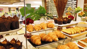 A bakery display with various baked goods. - Holiday Inn Johannesburg - Rosebank by IHG (Johannesburg)