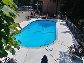 Hồ bơi ngoài trời phục vụ theo mùa, dù/ô trên bãi biển/hồ bơi 