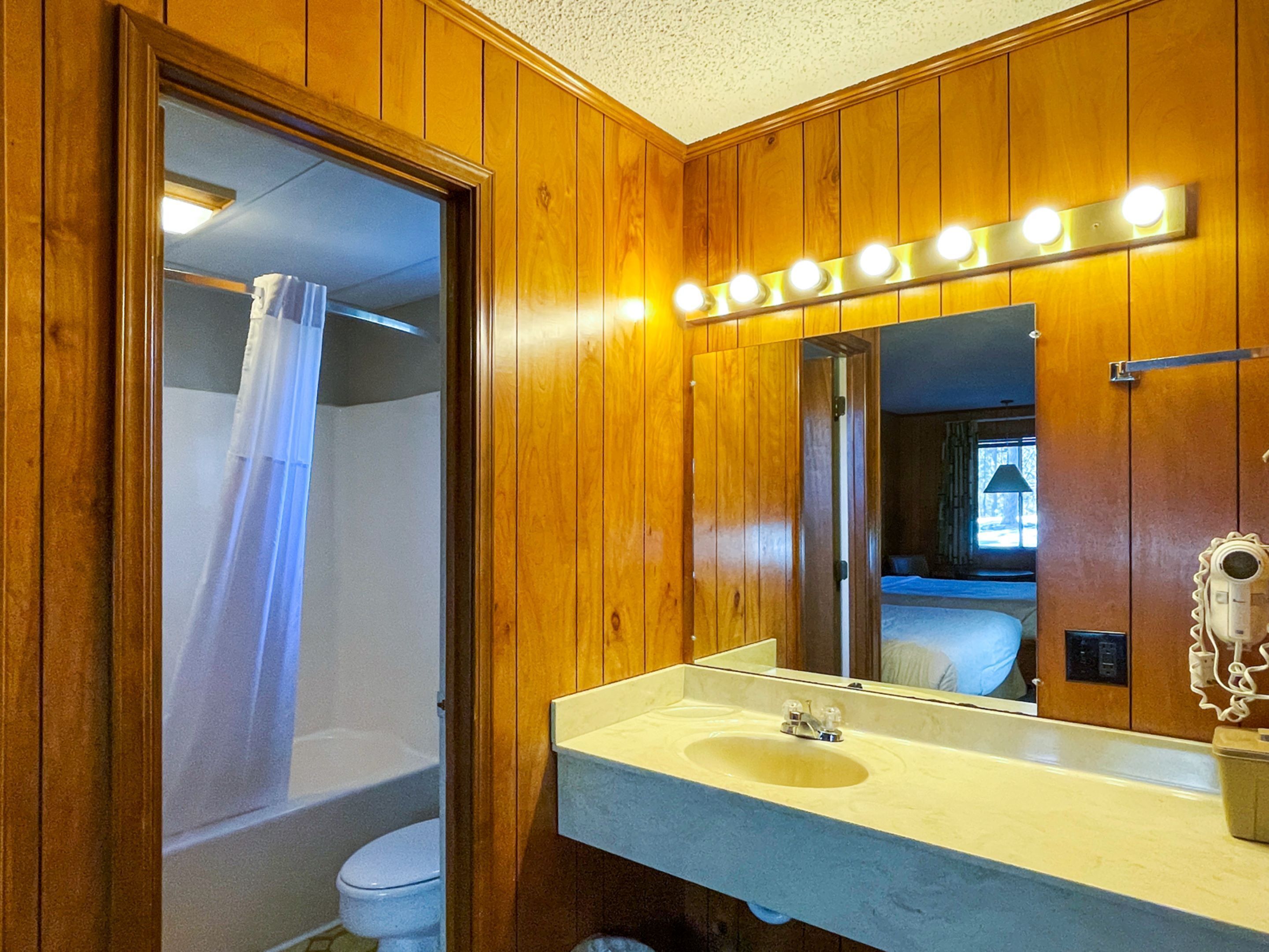 combined shower/bathtub, free toiletries, hair dryer, towels