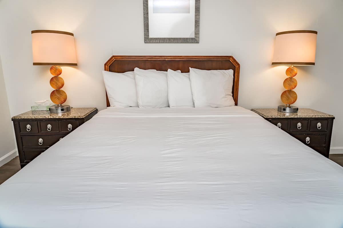 Standaard kamer, 1 queensize bed, niet-roken | 1 slaapkamer, luxe beddengoed, pillowtop-bedden, een laptopwerkplek