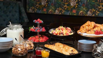 Ein Frühstücksbuffet mit verschiedenen Speisen und Besteck.