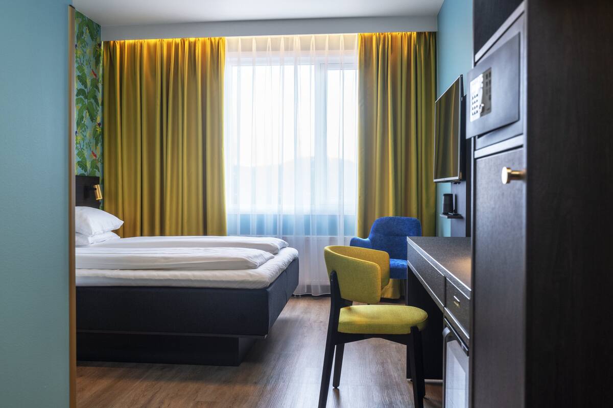 standard double room, non smoking | 1 bedroom, minibar, in-room safe, desk