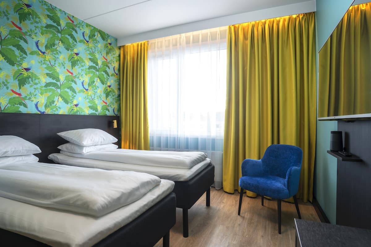 Standaard Twin kamer, niet-roken | Een minibar, een kluis op de kamer, een bureau, een laptopwerkplek