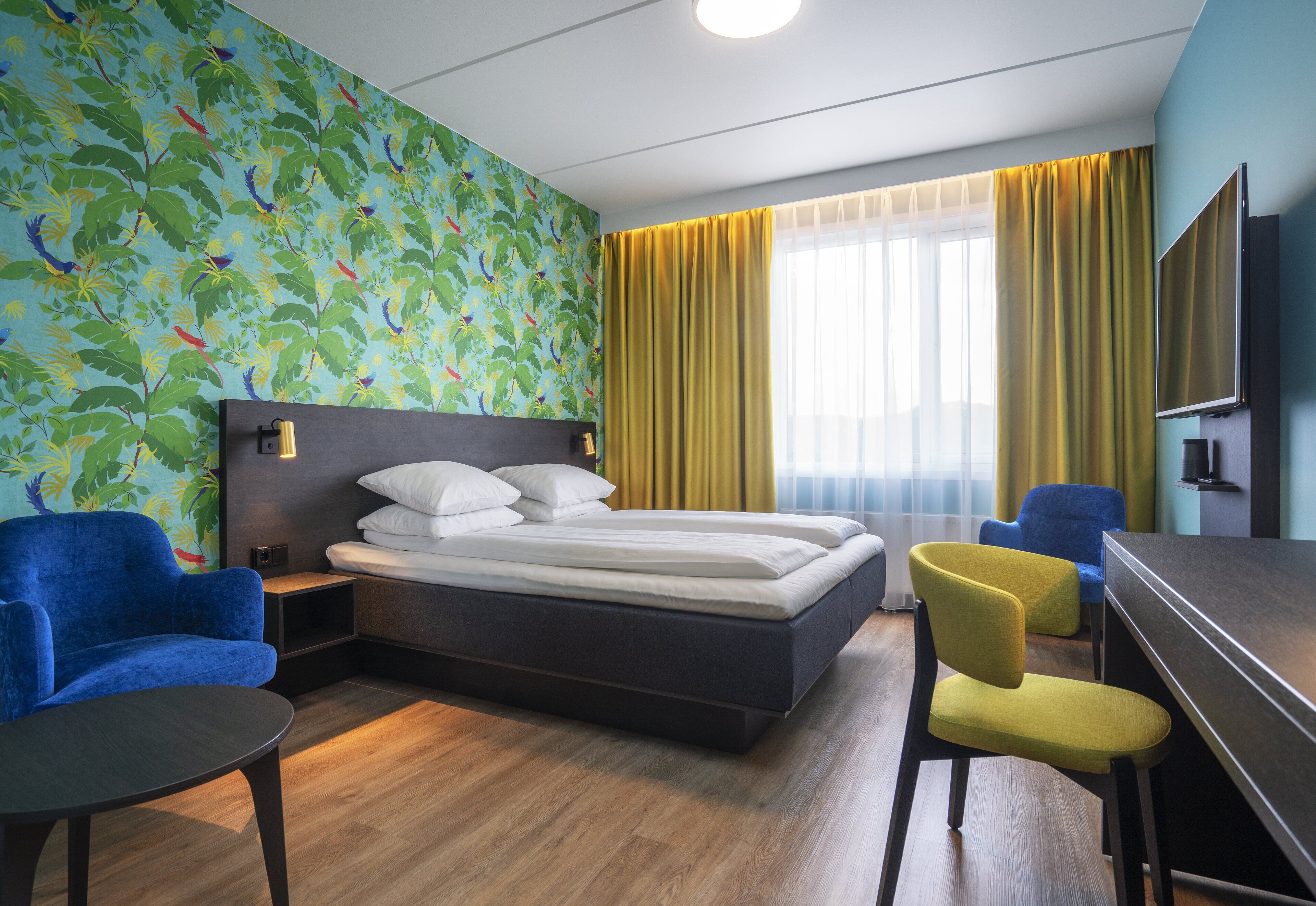 Minibar, coffres-forts dans les chambres, bureau