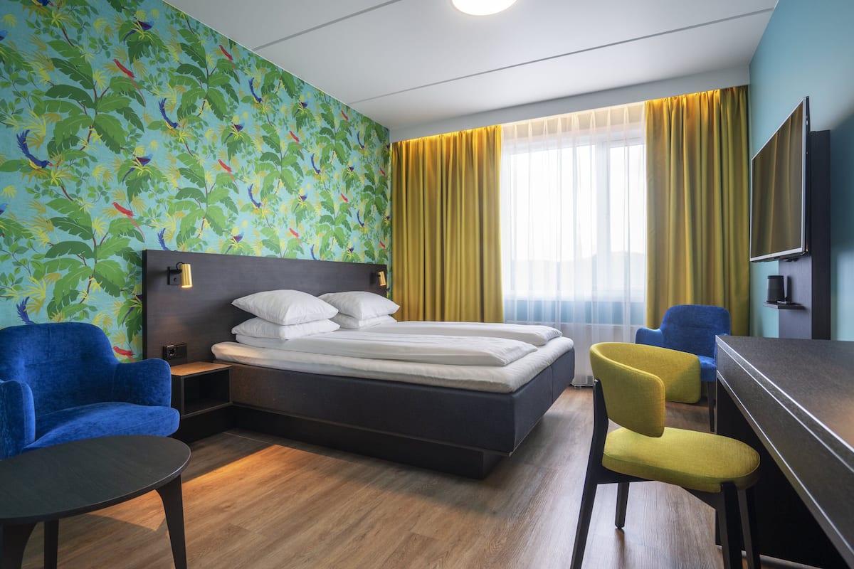 standard double room, non smoking | 1 bedroom, minibar, in-room safe, desk