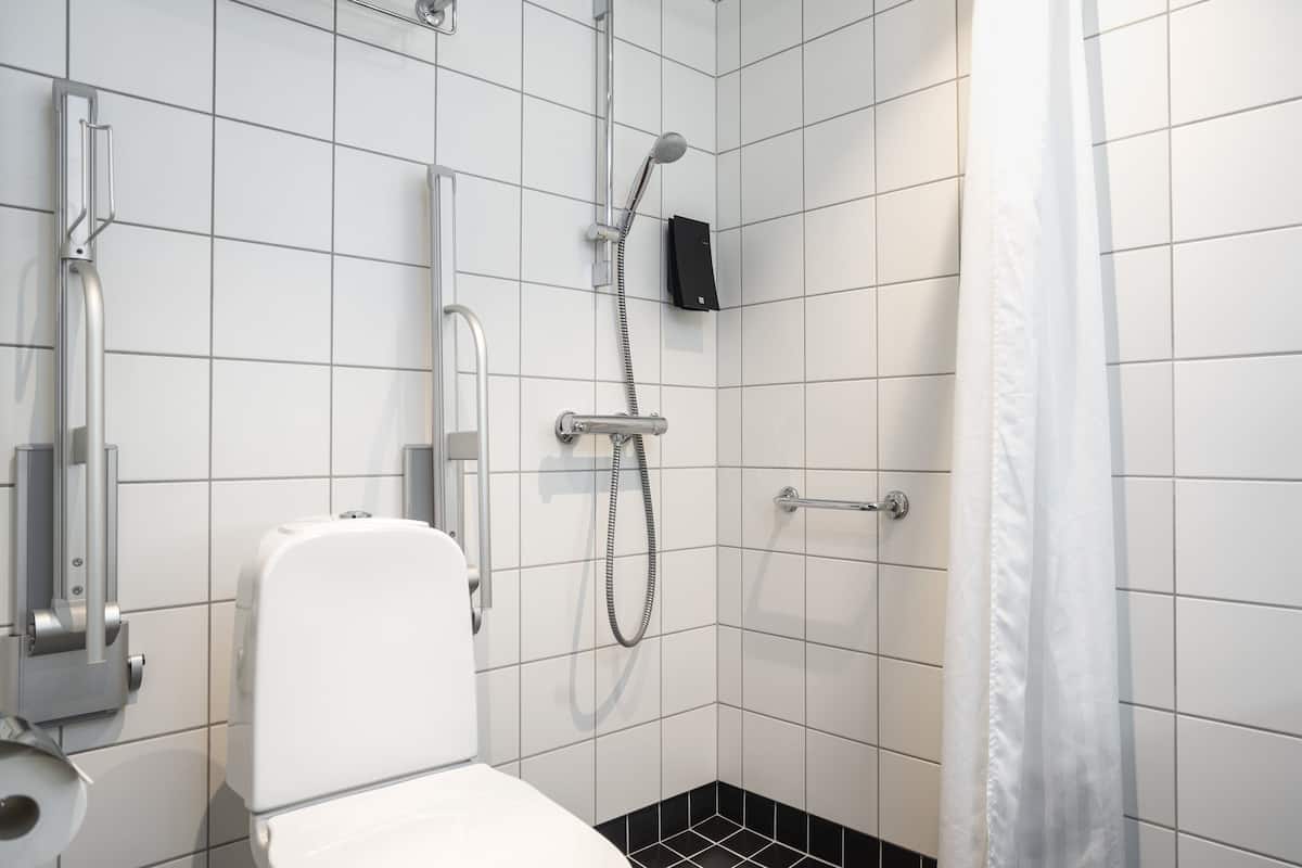 room, accessible | accessible bathroom