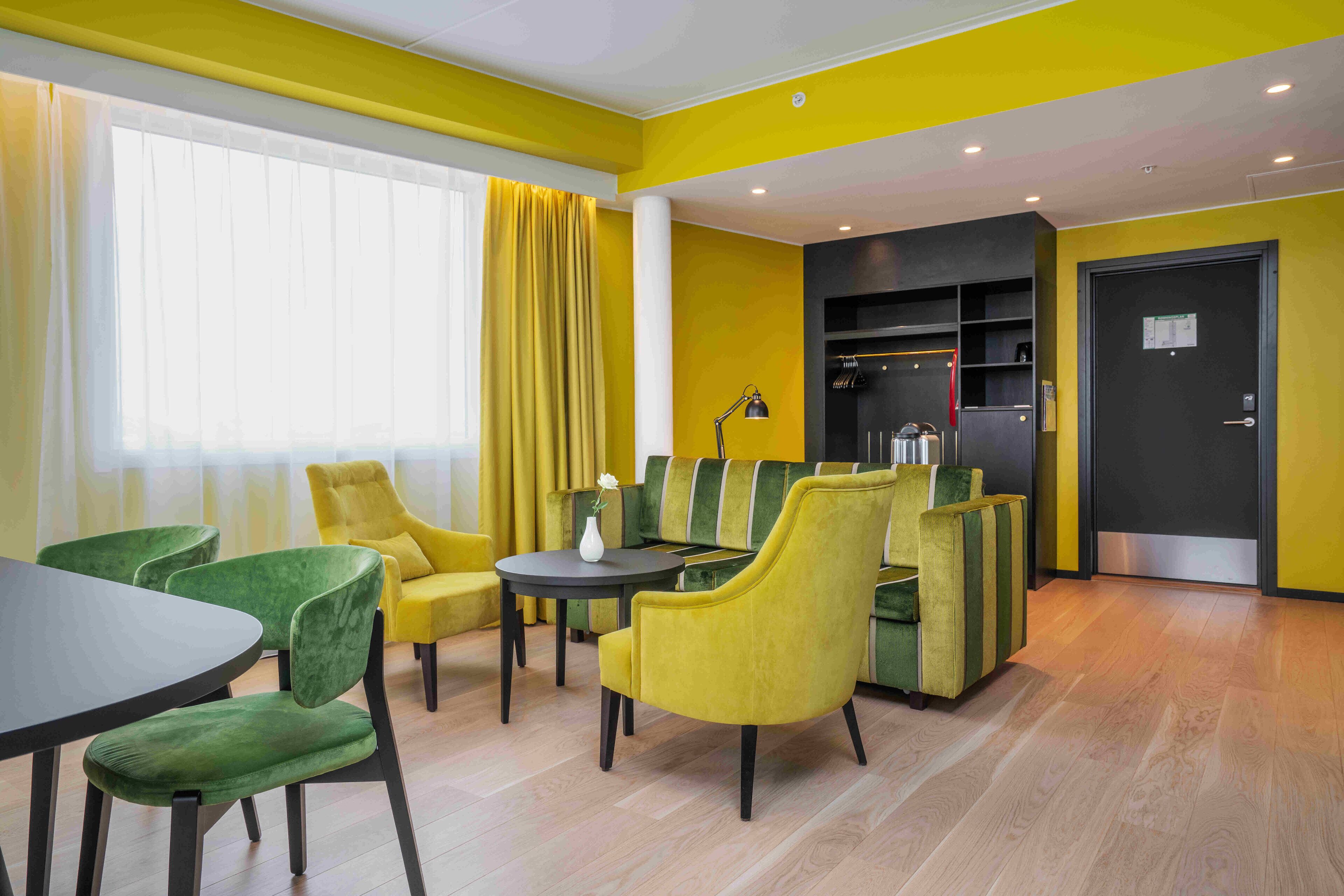 suite, non smoking | premium bedding, pillow-top beds, minibar, in-room safe