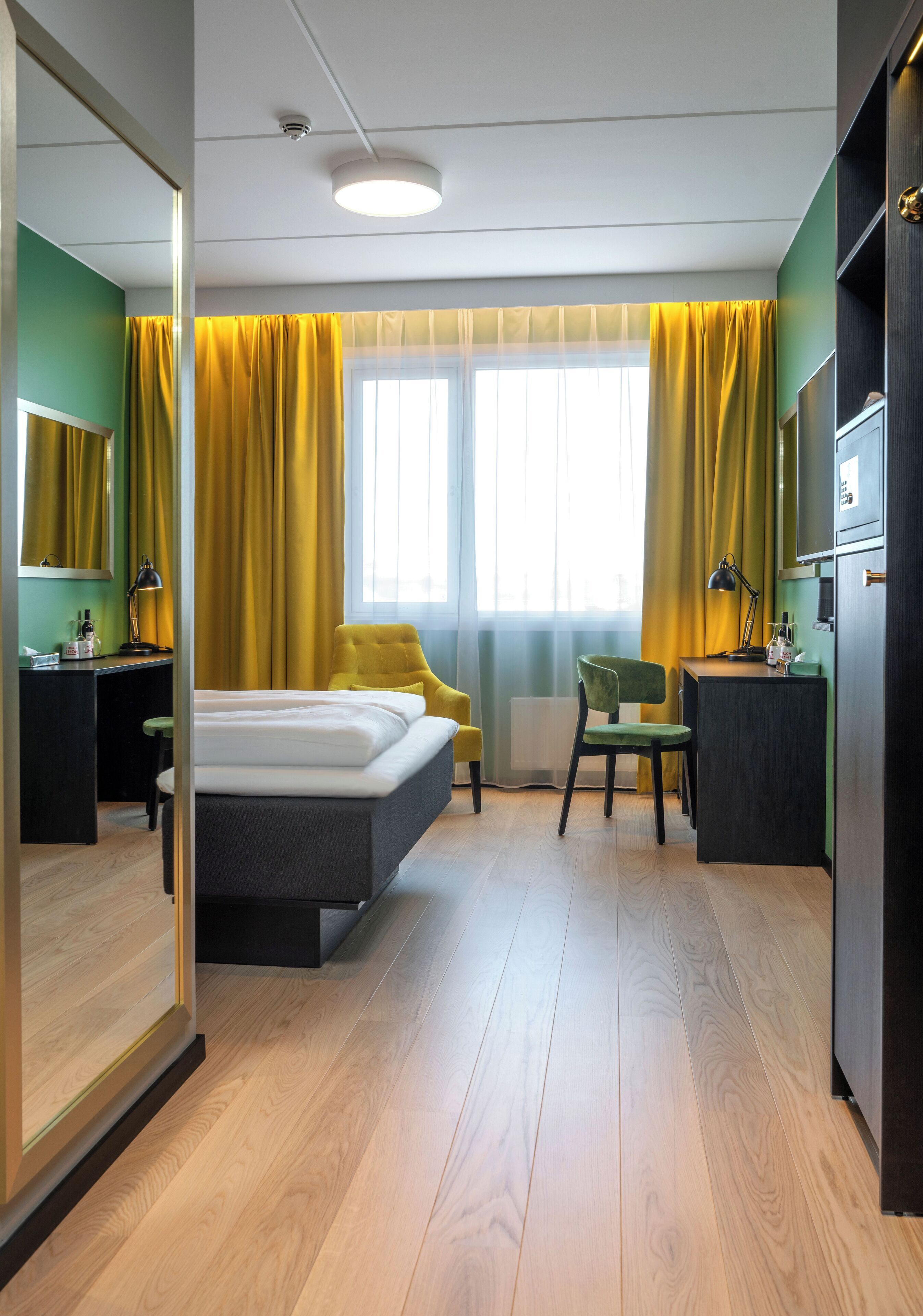 Chambre, accessible aux personnes à mobilité réduite | Literie de qualité supérieure, surmatelas, minibar