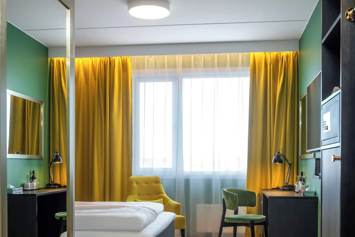 Room, Accessible | Premium bedding, pillowtop beds, minibar, in-room safe