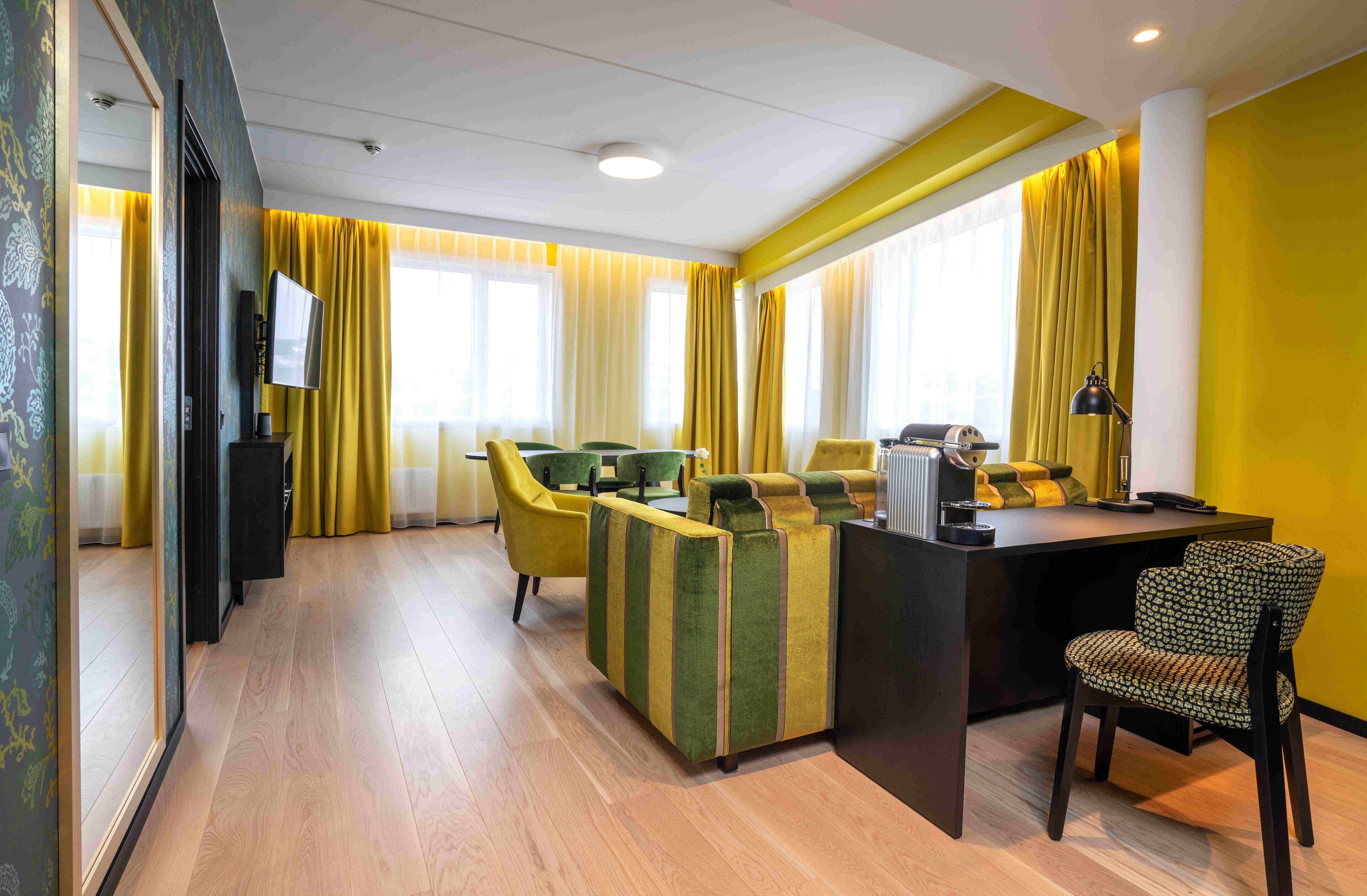 suite, non smoking | premium bedding, pillow-top beds, minibar, in-room safe