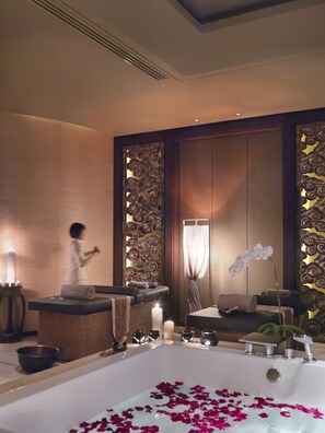 Massage - InterContinental Shanghai Expo by IHG (Shanghai)