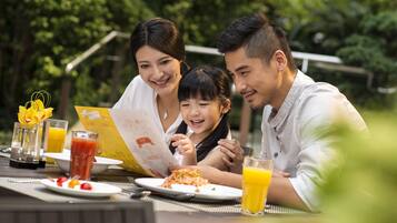 Daily buffet breakfast (CNY 238 per person)