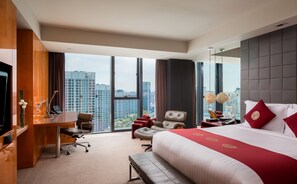Premium bedding, down duvets, free minibar items, in-room safe - InterContinental Shanghai Expo by IHG (Shanghai)
