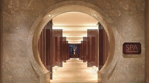A spa entrance with a marble archway, a wooden slatted wall, and a sign indicating 'SPA Intercontinental'. - InterContinental Shanghai Expo by IHG (Shanghai)