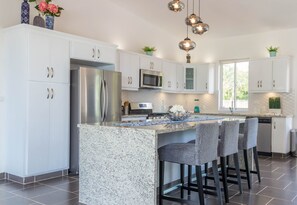 Three Bedroom Villa With Private Pool | 私人厨房 | 大冰箱、微波炉、炉灶、茶具/咖啡用具