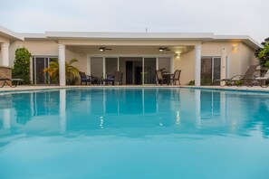 Kolam renang outdoor, dengan kursi berjemur