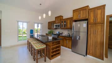 Two Bedroom Villa With Private Pool | Eigene Küche | Großer Kühlschrank, Mikrowelle, Herdplatte