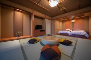 Habitación, tina (Japanese-Western Style, Open-Air Bath) | Caja de seguridad en la habitación, insonorización y camas extra