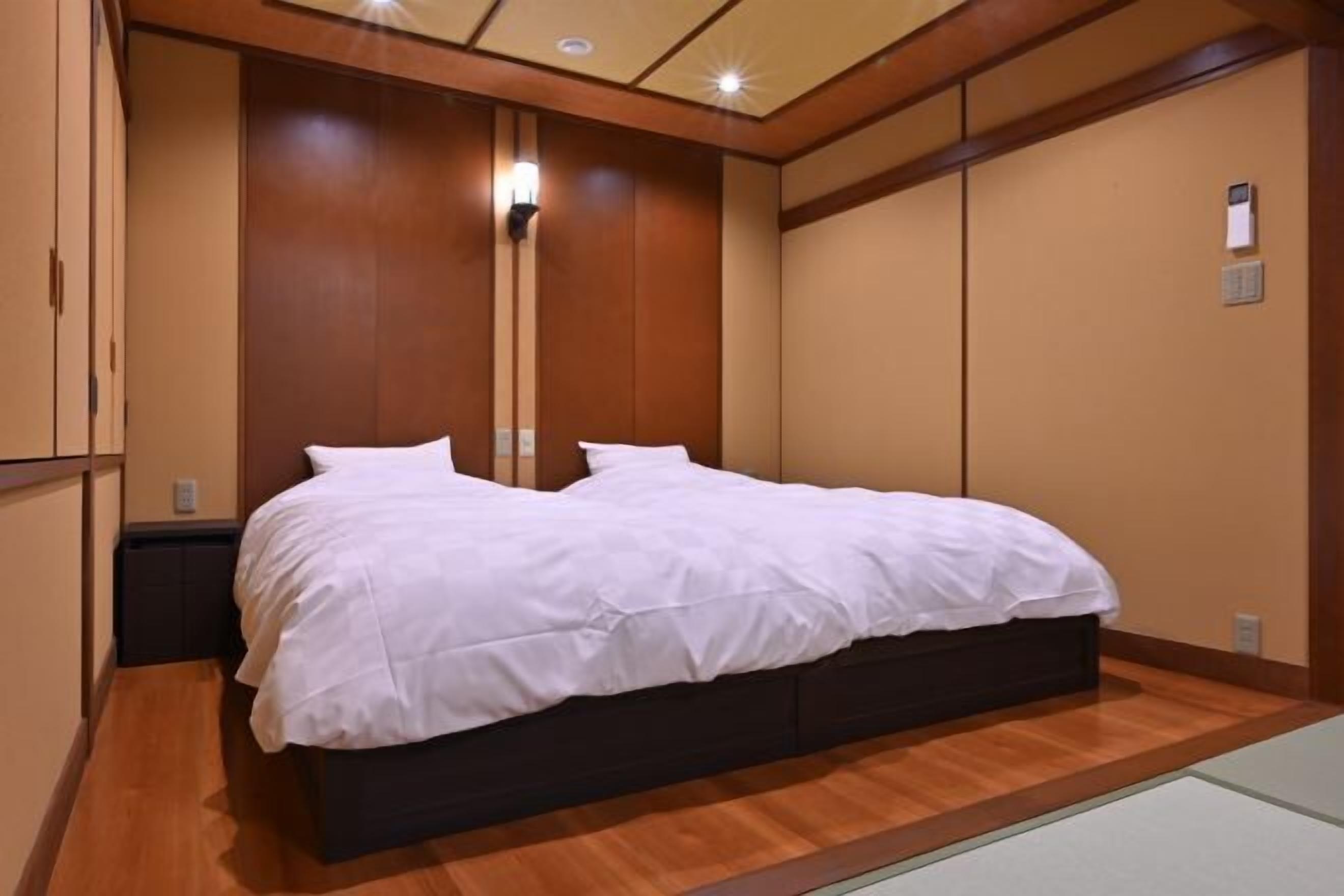 Värdeförvaringsskåp på rummet, ljudisolering och extrasängar