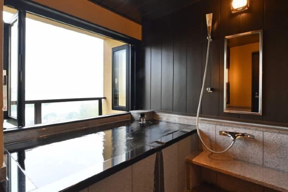 Salle de bain | Douche, articles de toilette gratuits, sèche-cheveux, bidet