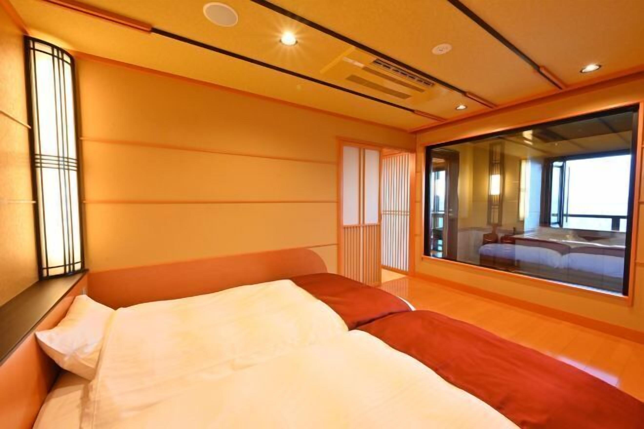 Värdeförvaringsskåp på rummet, ljudisolering och extrasängar