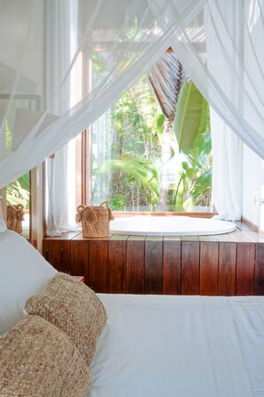 Bungalow Deluxe, bain à remous, vue océan