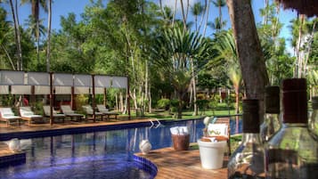 Una piscina al aire libre, tumbonas