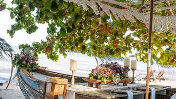 2 restaurantes; se sirven desayunos, almuerzos y cocina mediterránea