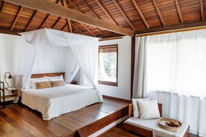 Minibar, caja de seguridad en la habitación y cortinas blackout 