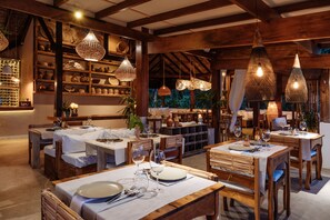 2 restaurantes; se sirve desayuno, almuerzo y cena