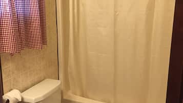 Combined shower/tub, towels