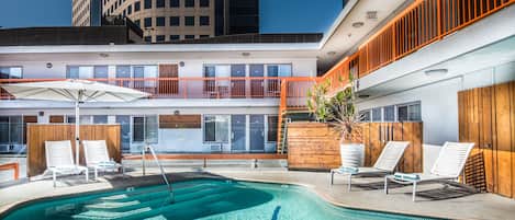 Una piscina al aire libre, una piscina climatizada