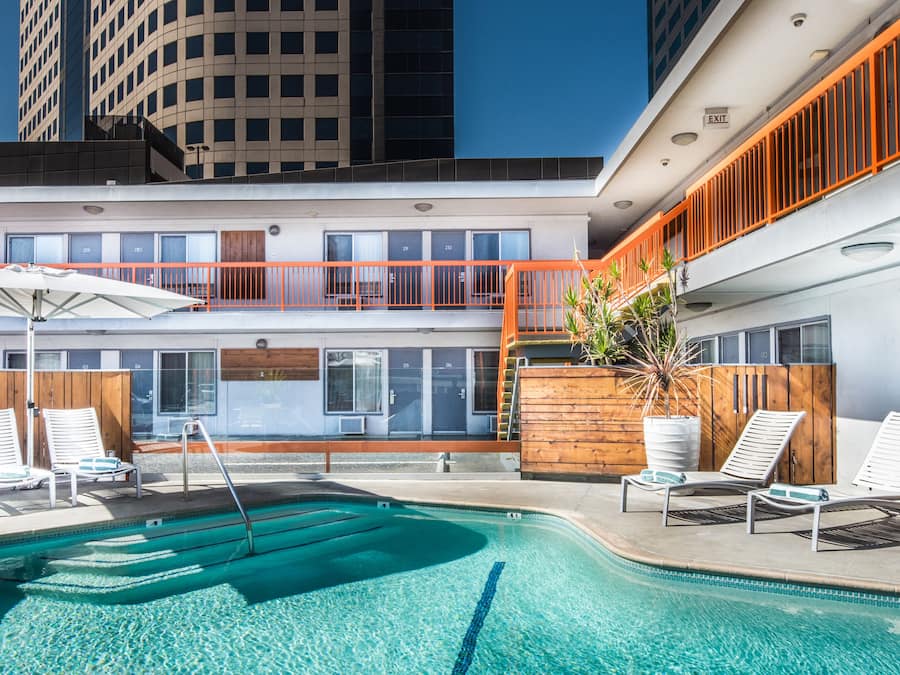 Een buitenzwembad, een verwarmd zwembad, ligstoelen bij het zwembad