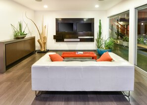 Lobby sitting area - The Tangerine - A Burbank Hotel (Burbank)