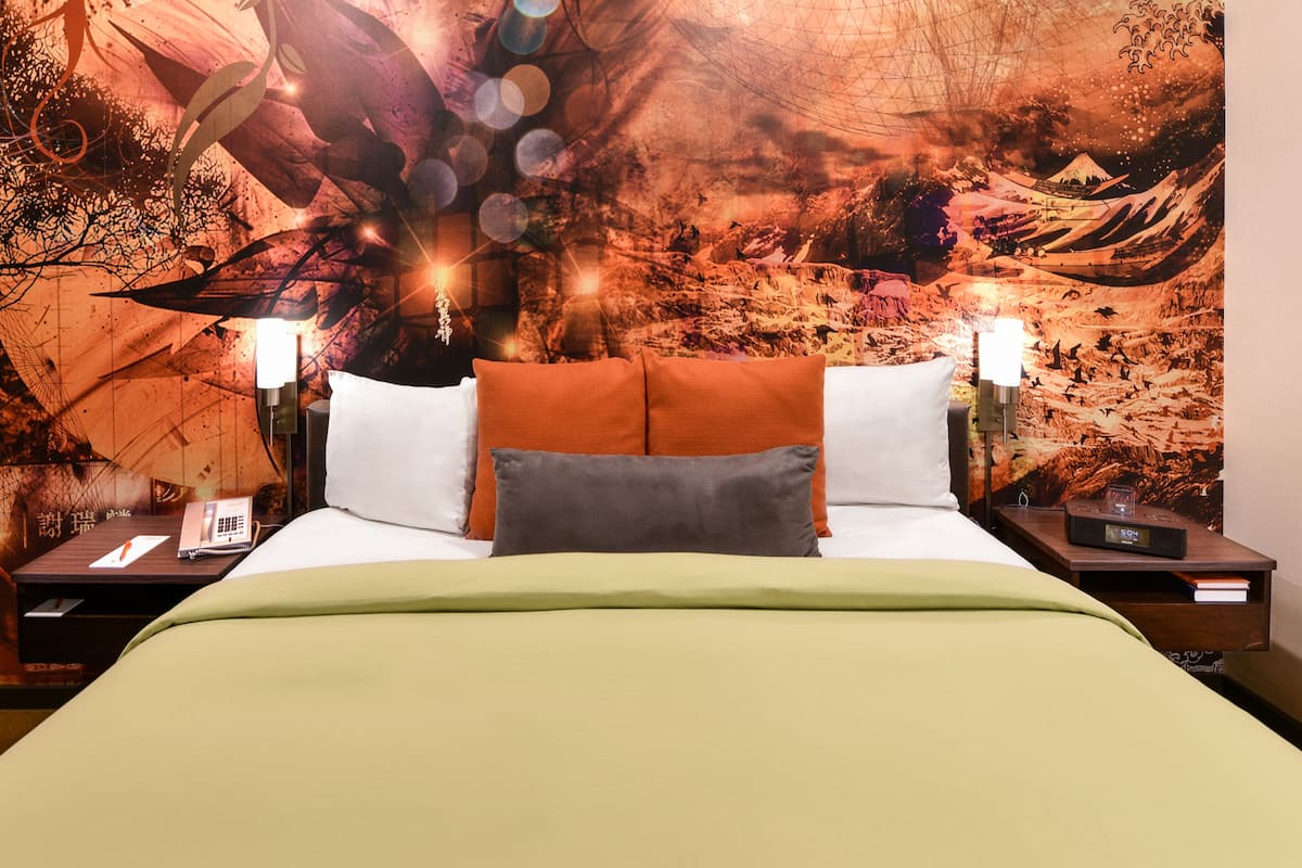 standard room, 1 queen bed | premium bedding, down duvets, pillow-top beds, in-room safe