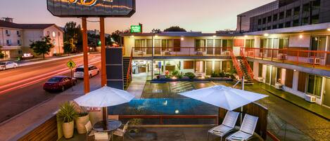 Piscine extérieure, piscine chauffée, chaises longues