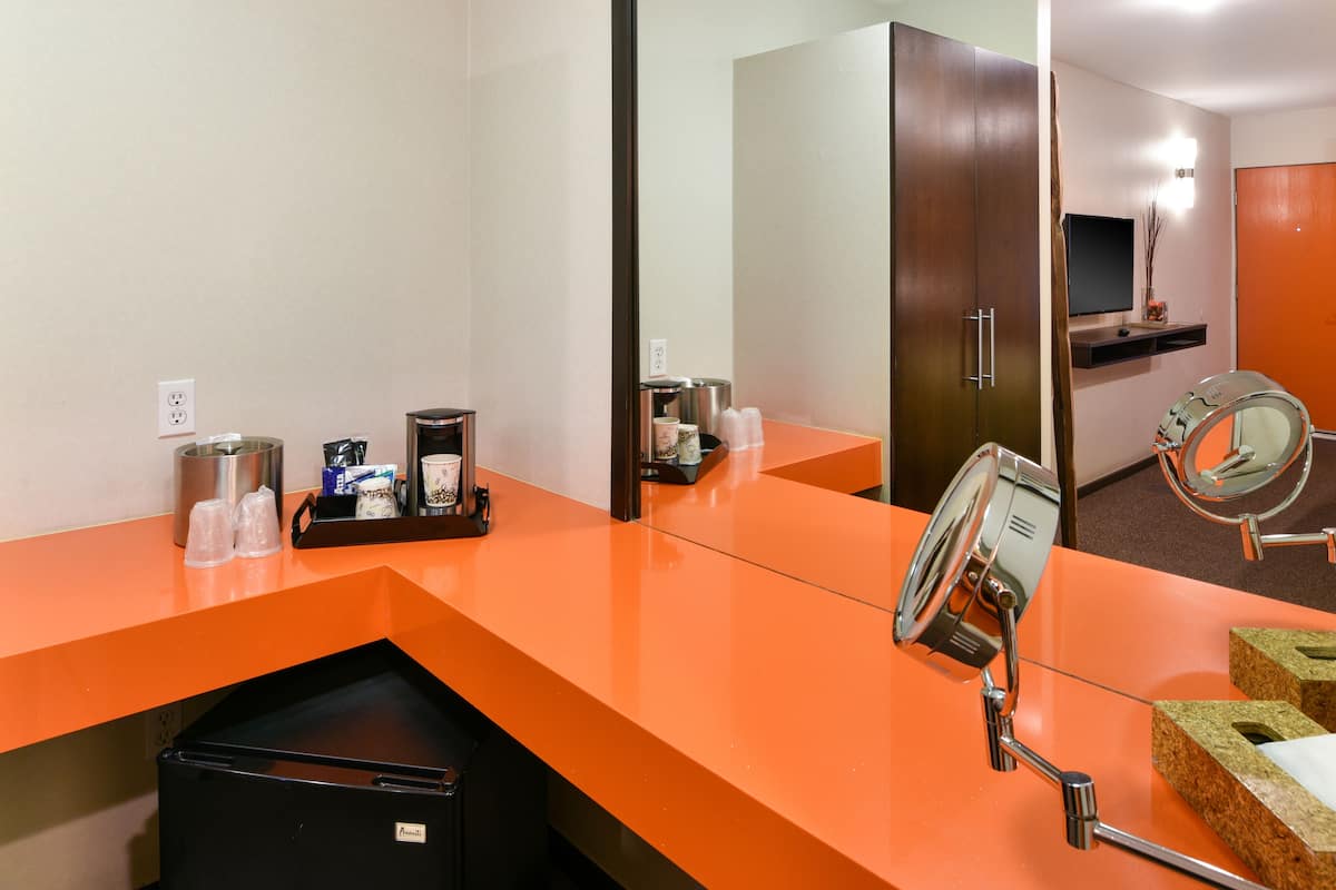 standard room, 1 king bed | premium bedding, down duvets, pillow-top beds, in-room safe