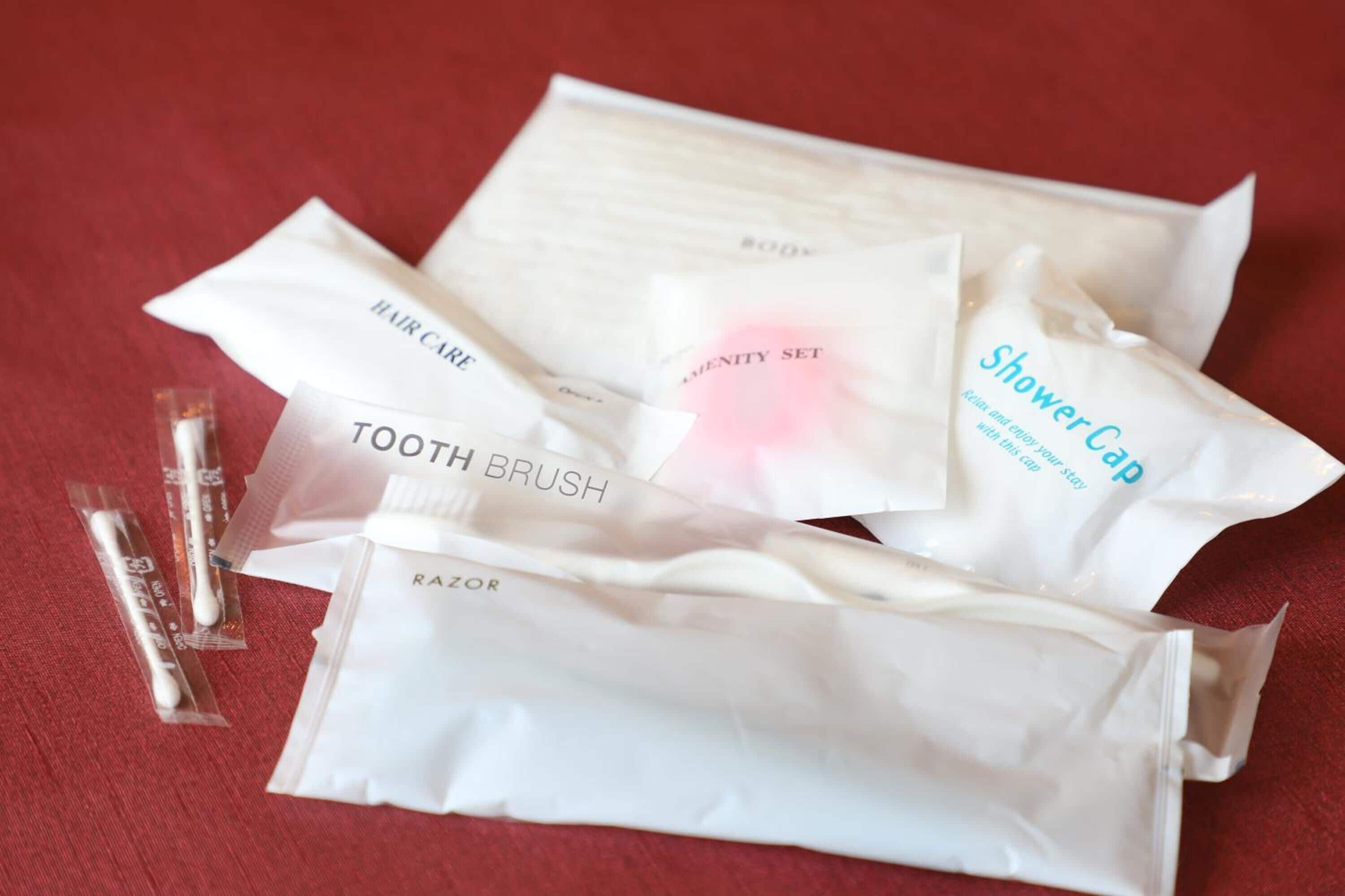 combined shower/bathtub, deep-soaking bathtub, hair dryer, slippers