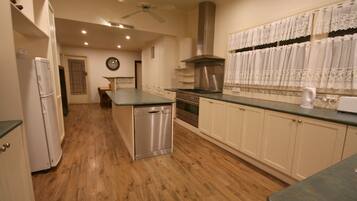 Lemari es, microwave, oven, dan kompor