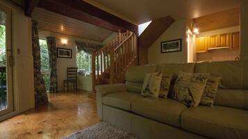 Cottage, 1 Tempat Tidur Queen | Area keluarga | Televisi layar datar 32-inci dengan saluran TV digital, TV, dan perapian