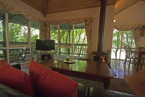 Mökki, 1 suuri parisänky (Oakbrook) | Näkymä puutarhaan