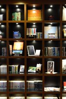 Una estantería con varios libros y objetos decorativos.