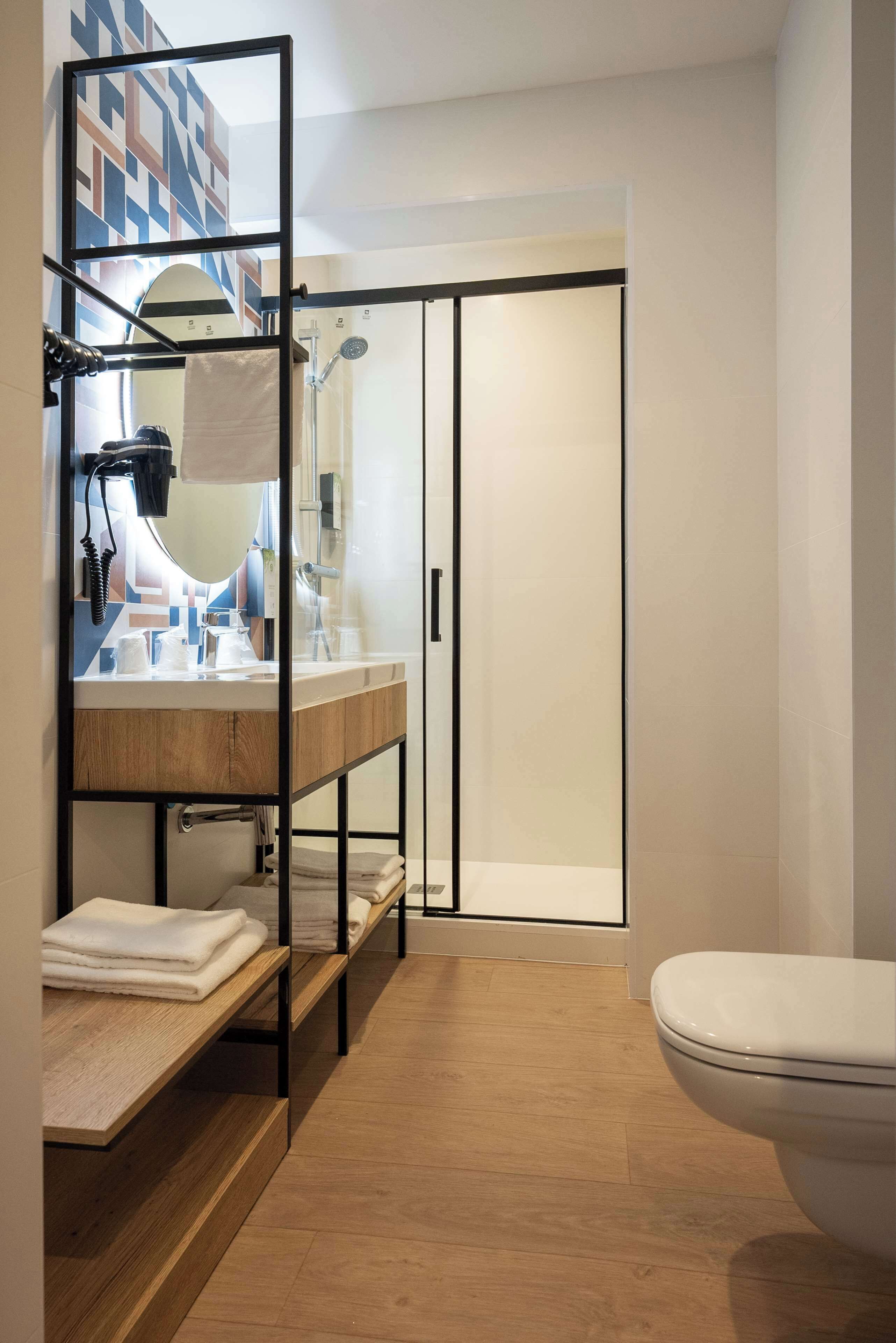 Een douche, milieuvriendelijke toiletartikelen, een haardroger